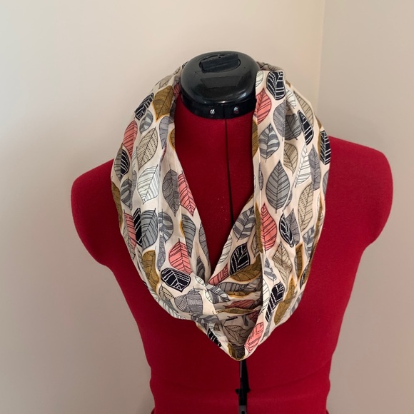 Leaf Patterned Infinity Scarf - Picture 1 of 1